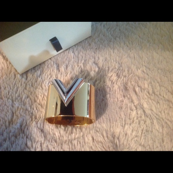Louis Vuitton Essential V Cuff - Picture 7 of 8